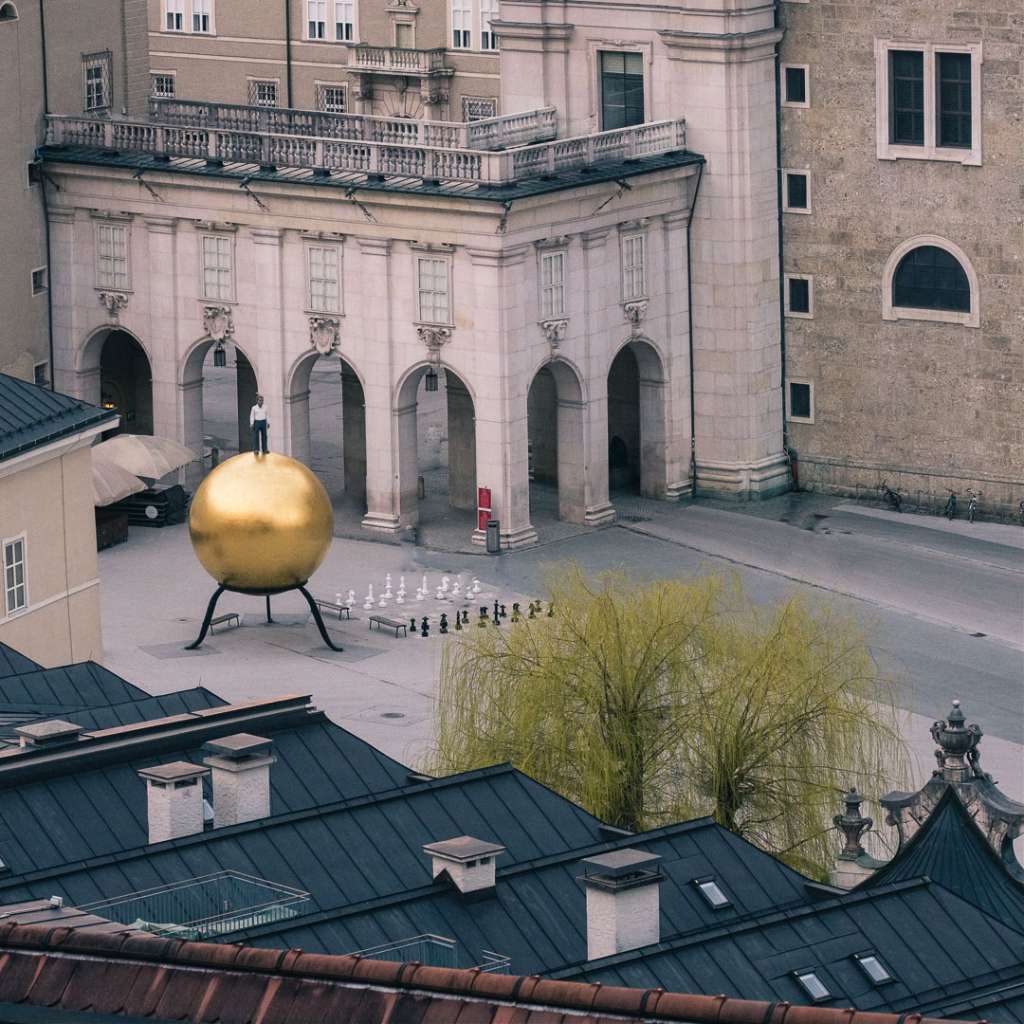 Kapitelplatz con la pieza de arte moderno de la bola dorada de stefan balkenhol