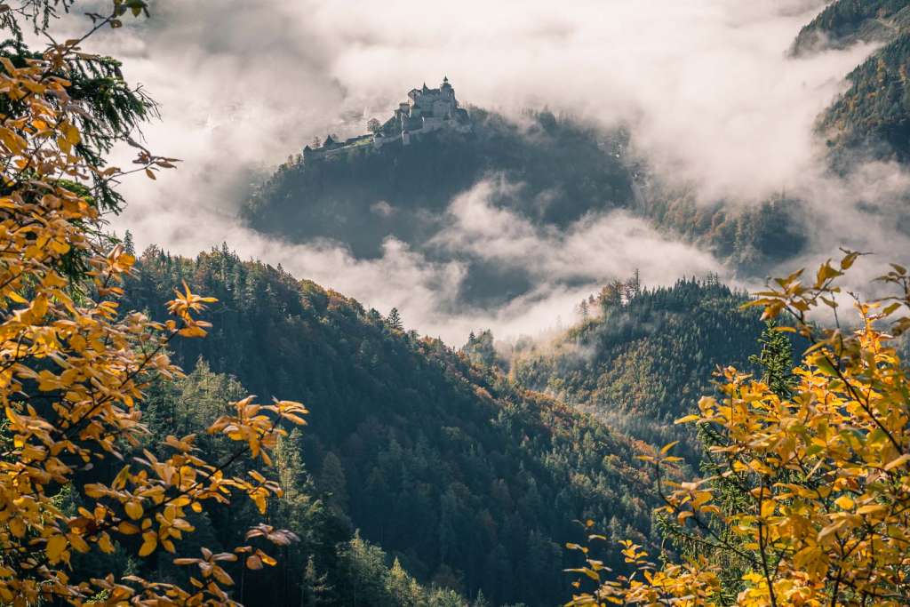 La fortaleza de Hohenwerfen en la niebla desde el sendero de las Cuevas de Hielo