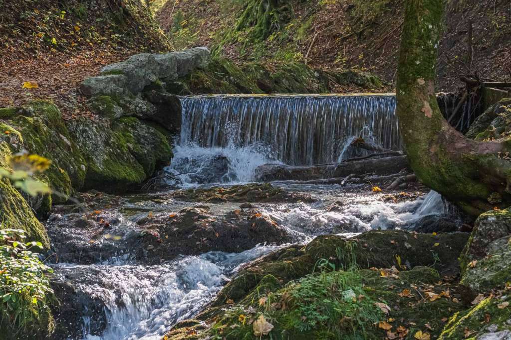 Cascada en el Distrito de los Lagos de Salzkammergut