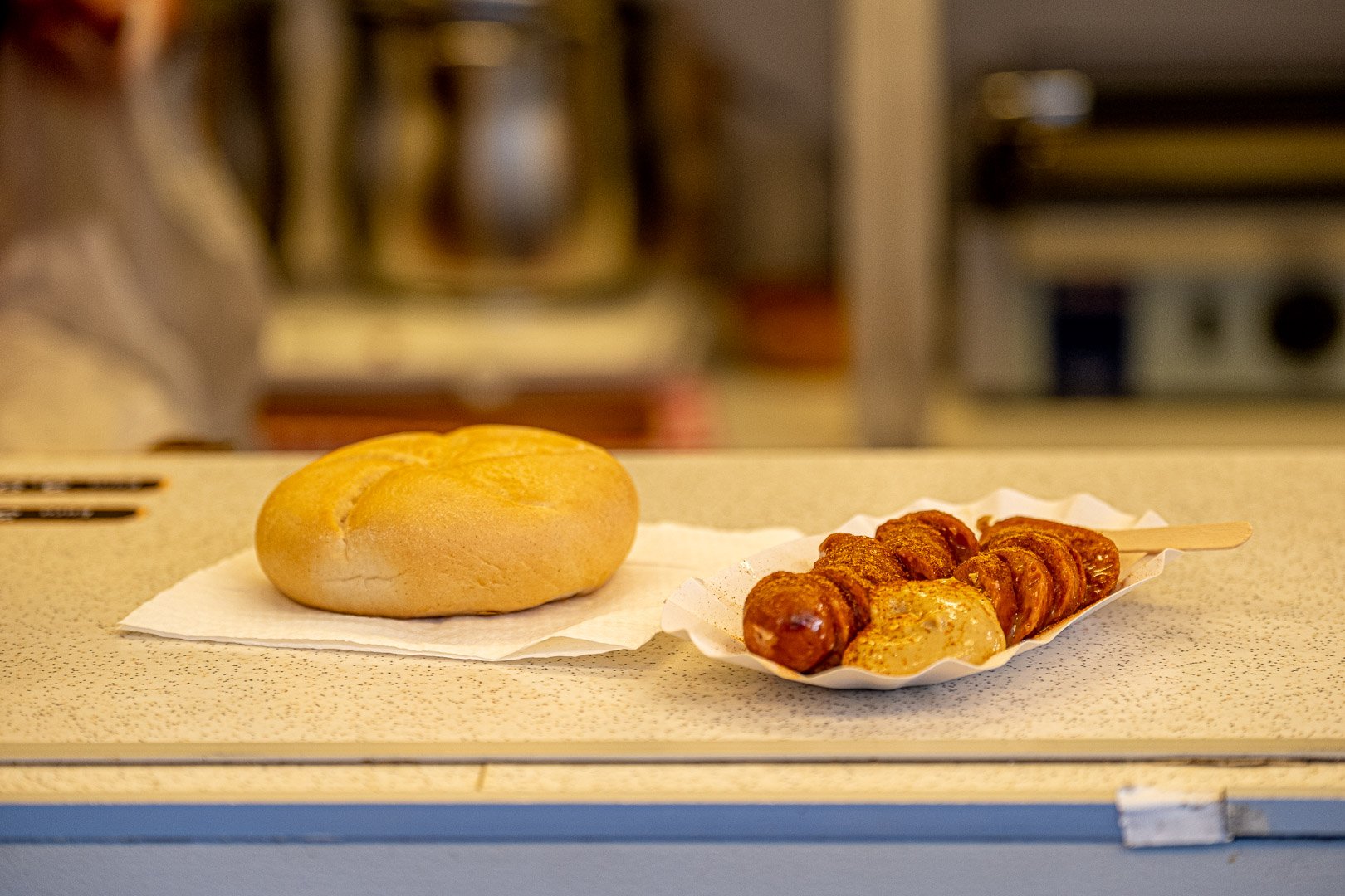 Käsekrainer im Salzburger Grill Imbiss