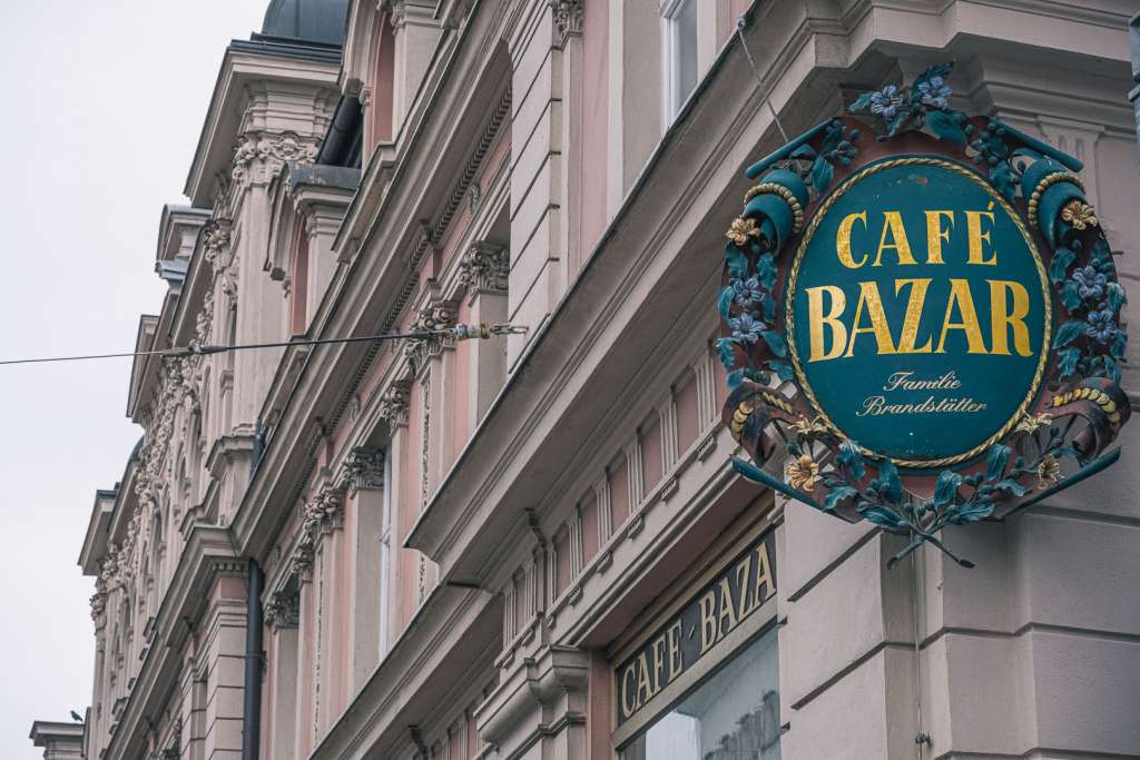 Das Logo und das Gebäude des Cafe Bazar in der Schwarzstraße in Salzburg