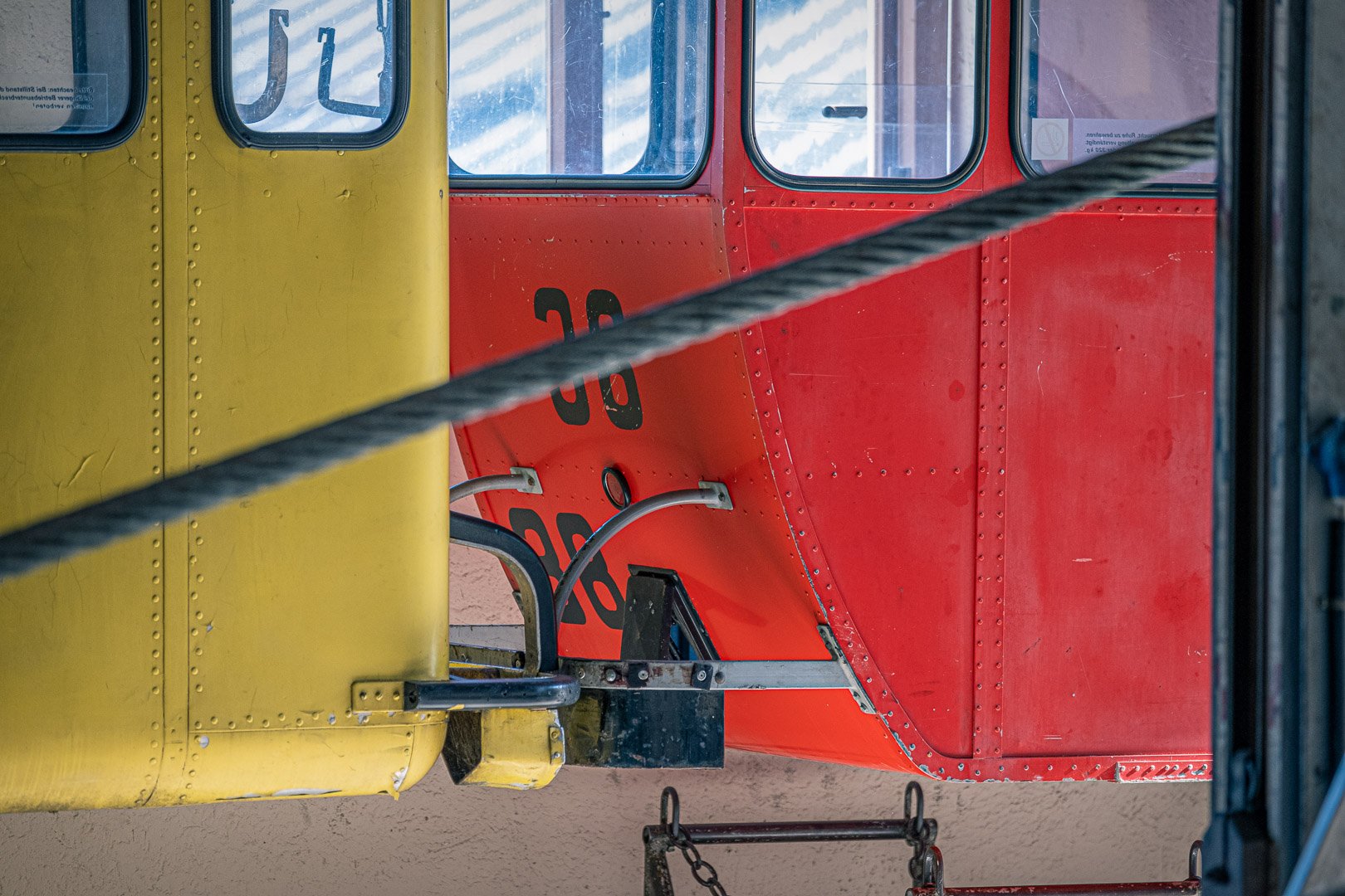 Rote und gelbe Gondel der Zwölferhornbahn auf das Zwölferhorn