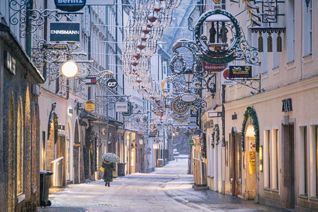 emptry Getreidegasse Salzburg in Winter